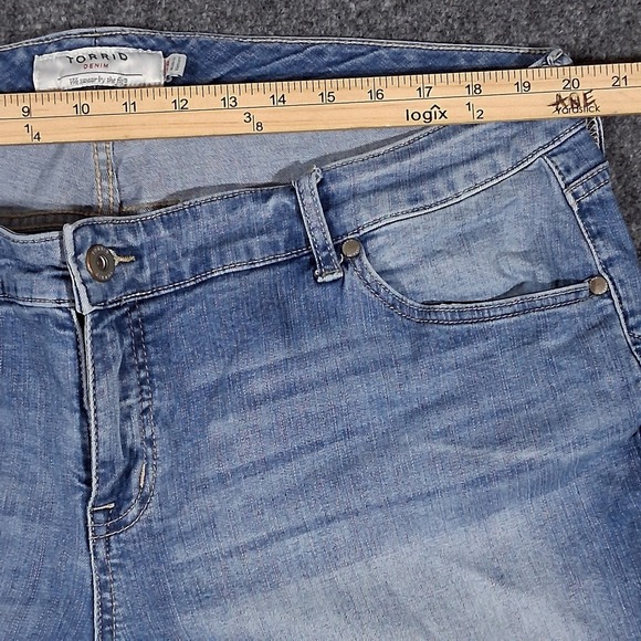 TORRID Jeans Womens 20R(40x30) Crop Boyfriend Stretch Jeans ‎ Mid Rise - Picture 4 of 15